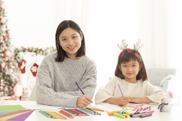 絵を描くスタッフと子供