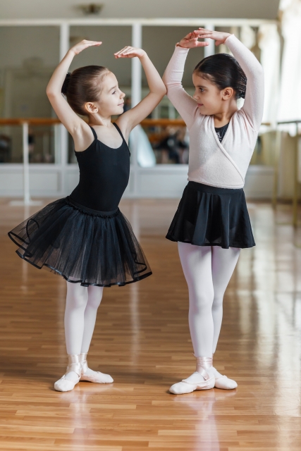 ダンスレッスンをする子供